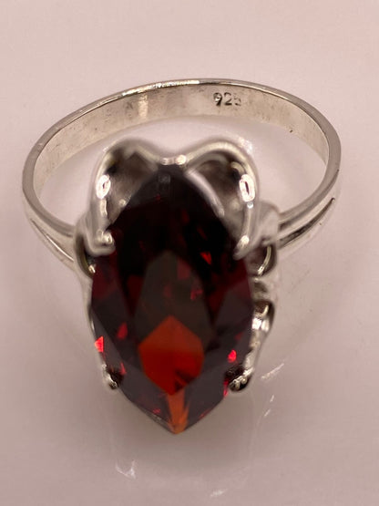 Anillo de Plata Ley 925 con Zirconia Roja Corte Marquesa Diseño Elegante, sello de autenticidad Plata Ley .925