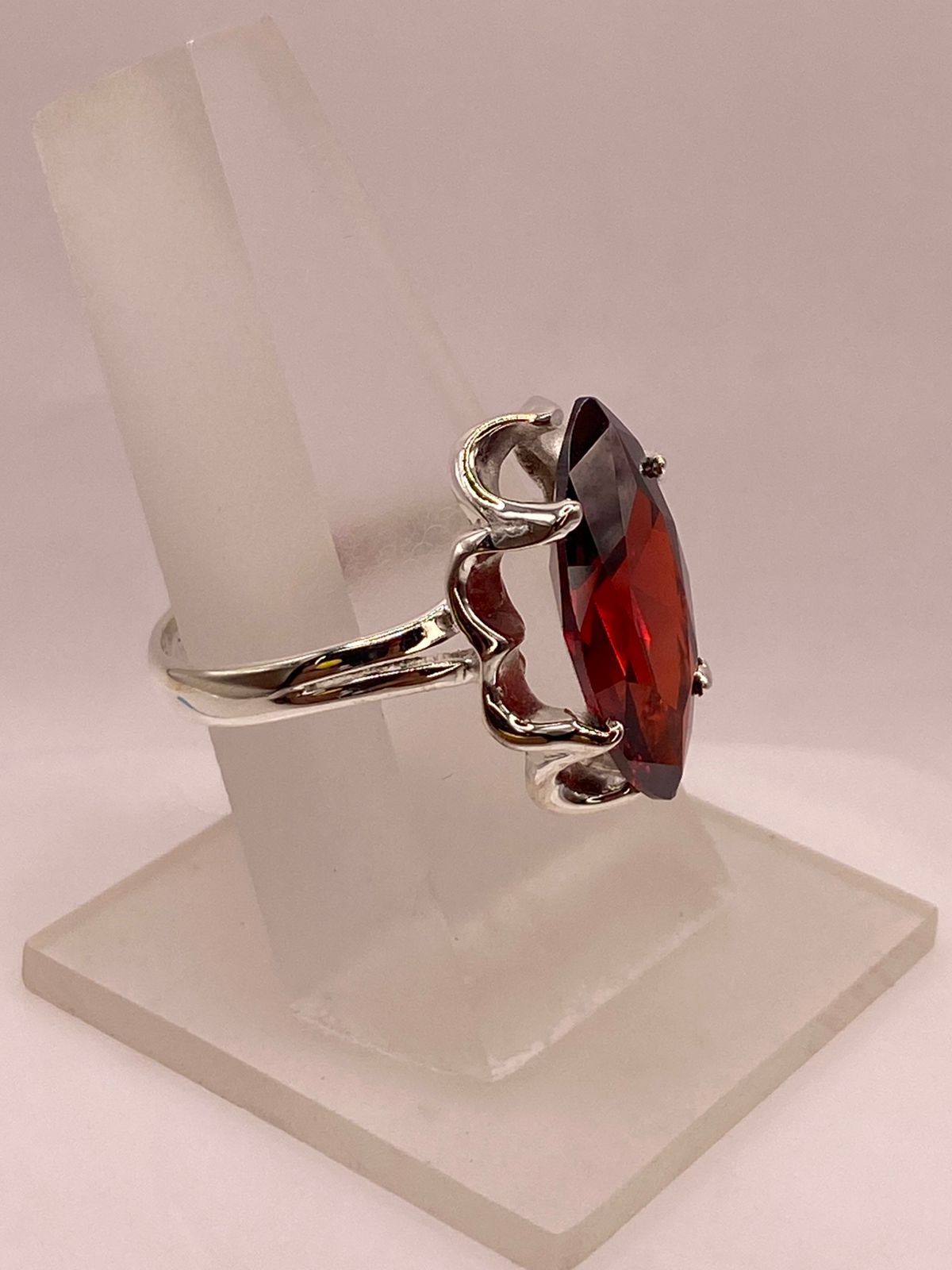 Anillo de Plata Ley 925 con Zirconia Roja Corte Marquesa Diseño Elegante, vista frontal