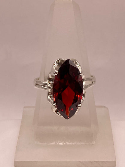 Anillo de Plata Ley 925 con Zirconia Roja Corte Marquesa Diseño Elegante, vista lateral