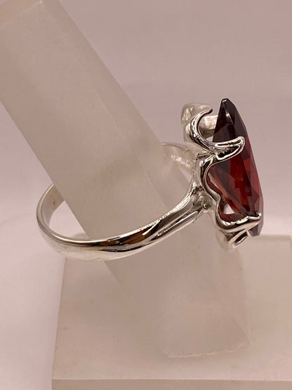 Anillo de Plata Ley 925 con Zirconia Roja Corte Marquesa Diseño Elegante, vista de detalle