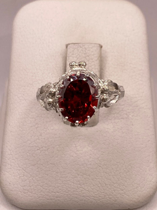 Anillo de Plata Ley 925 con Zirconia Roja Corte Oval Diseño Clásico Vintage, vista frontal