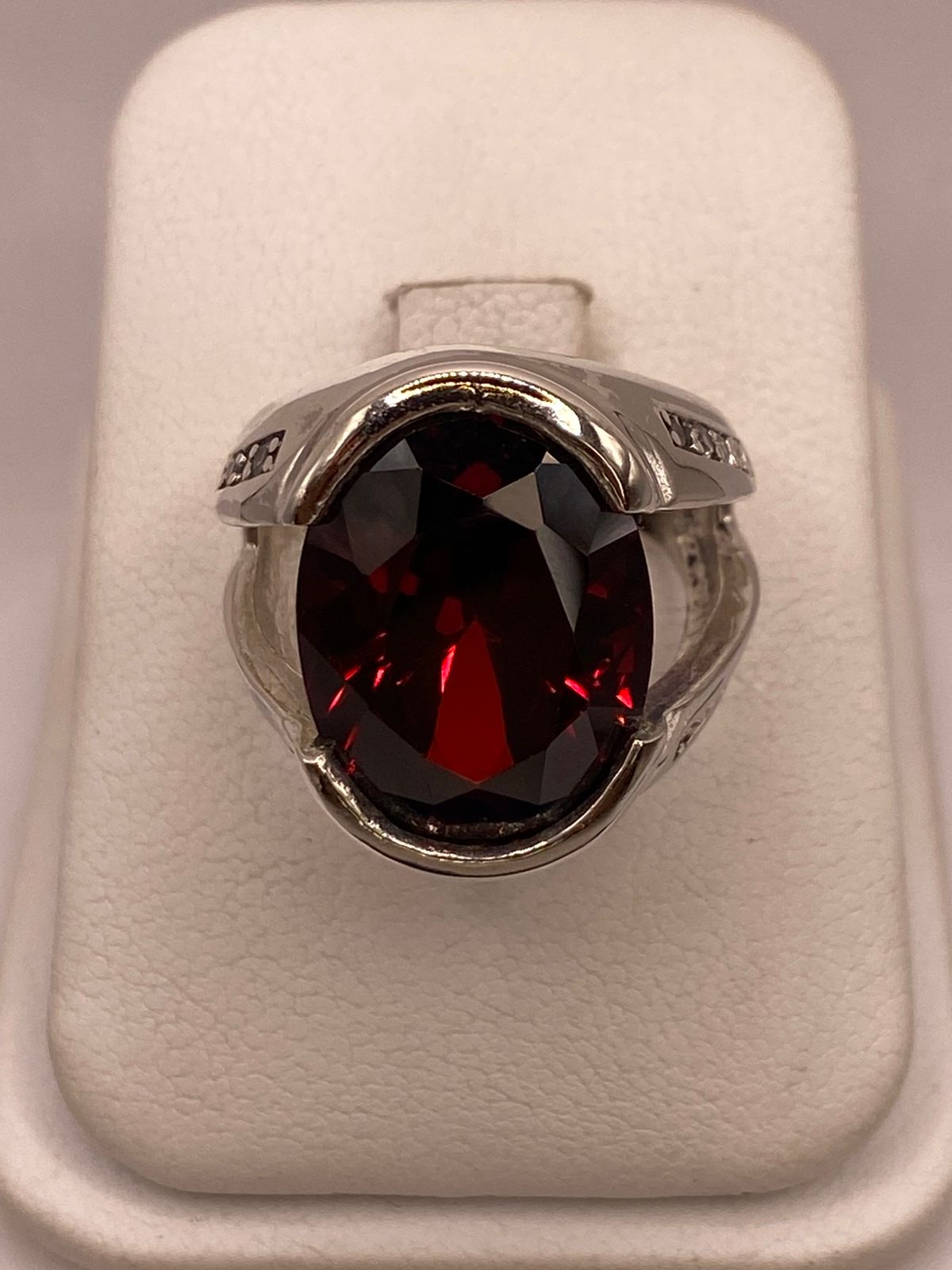 Anillo de Plata Ley 925 con Zirconia Roja Corte Oval Diseño Elegante, vista de detalle