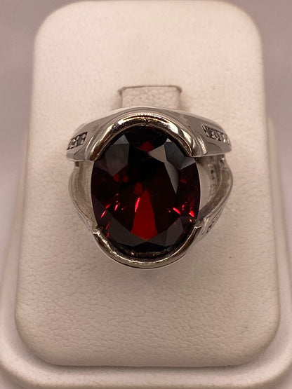Anillo de Plata Ley 925 con Zirconia Roja Corte Oval Diseño Elegante, vista de detalle