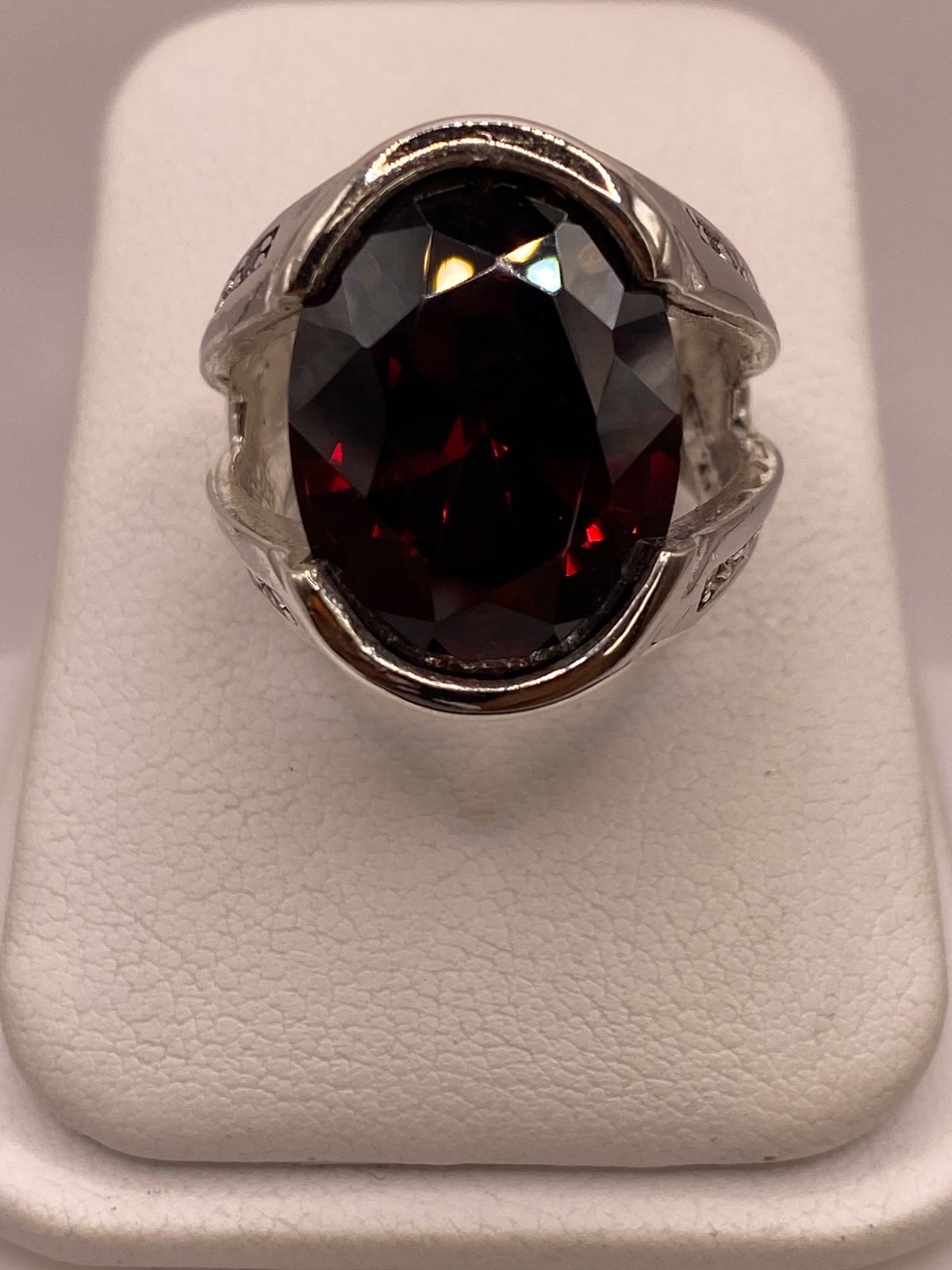 Anillo de Plata Ley 925 con Zirconia Roja Corte Oval Diseño Elegante en báscula mostrando peso