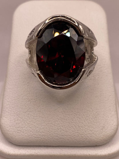 Anillo de Plata Ley 925 con Zirconia Roja Corte Oval Diseño Elegante en báscula mostrando peso