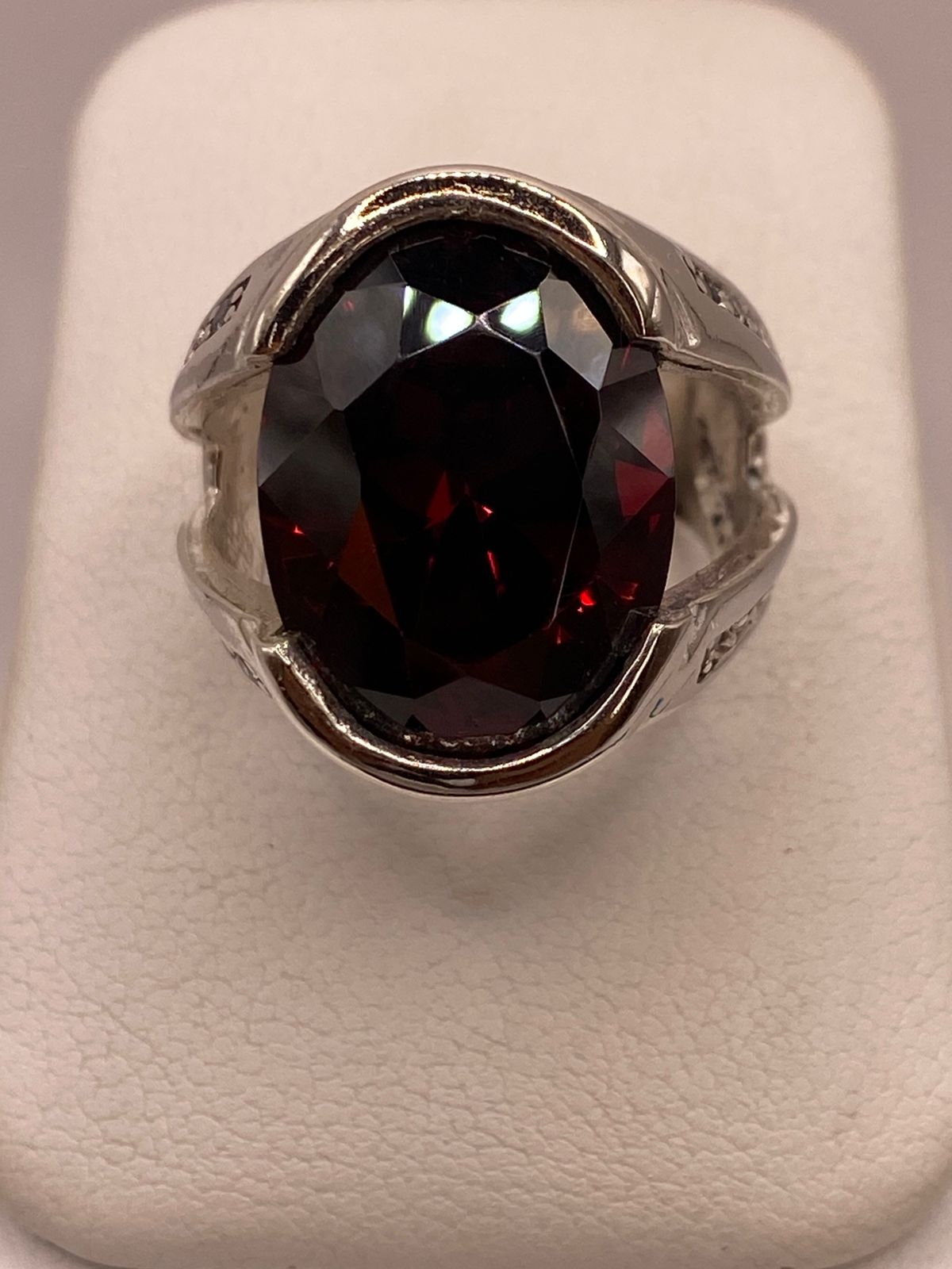 Anillo de Plata Ley 925 con Zirconia Roja Corte Oval Diseño Elegante, vista frontal