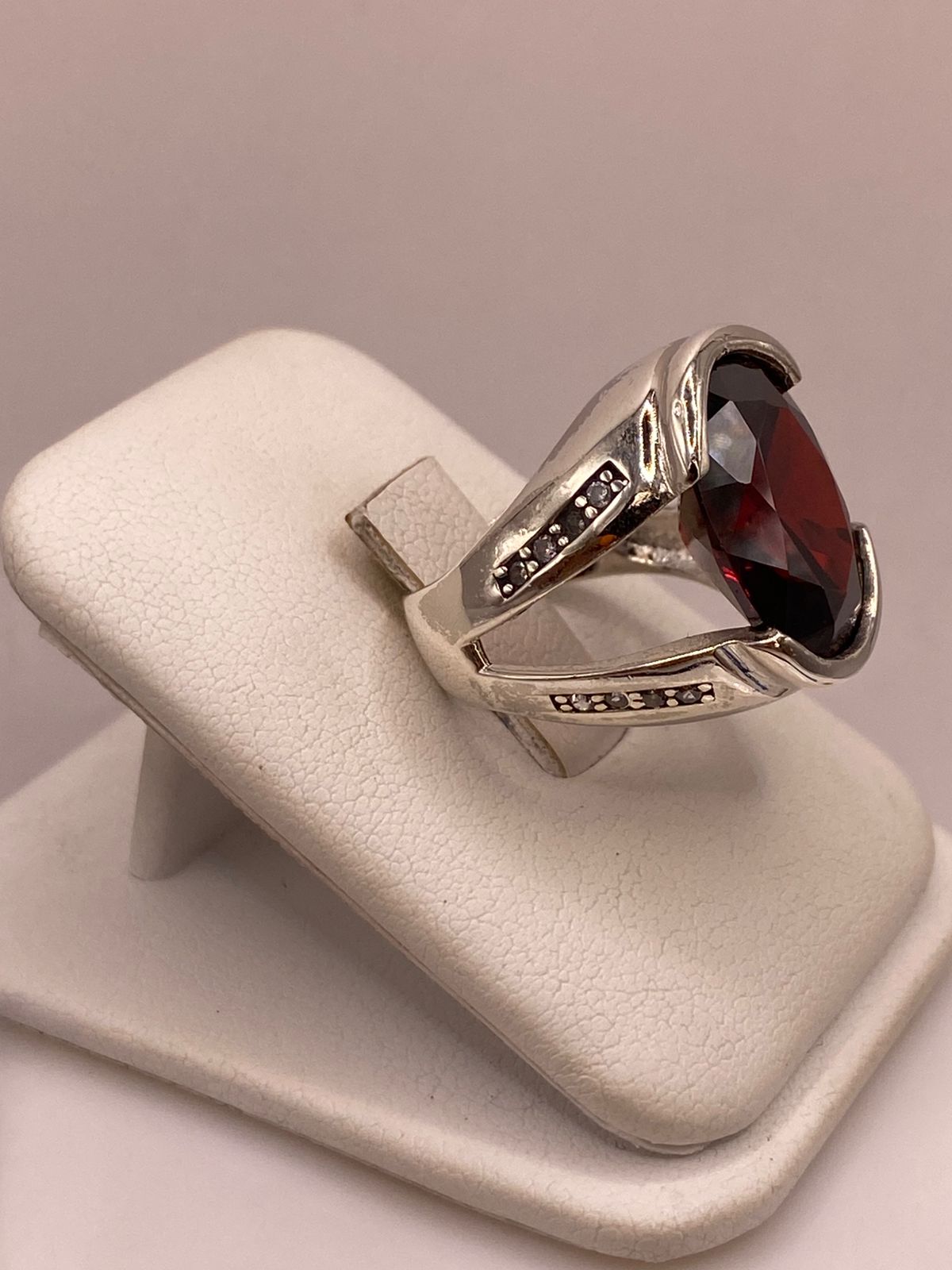 Anillo de Plata Ley 925 con Zirconia Roja Corte Oval Diseño Elegante, vista lateral