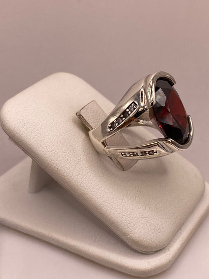 Anillo de Plata Ley 925 con Zirconia Roja Corte Oval Diseño Elegante, vista lateral
