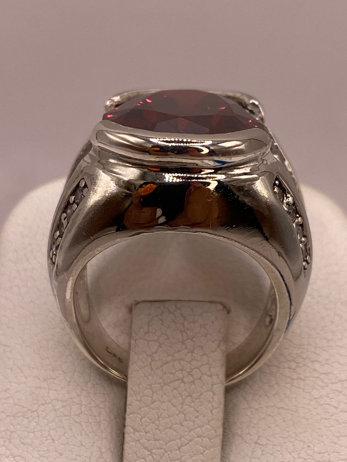 Anillo de Plata Ley 925 con Zirconia Roja Corte Oval Diseño Elegante, vista superior