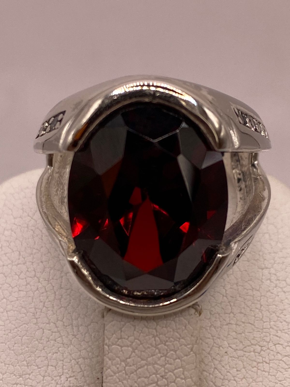 Anillo de Plata Ley 925 con Zirconia Roja Corte Oval Diseño Elegante, sello de autenticidad Plata Ley .925