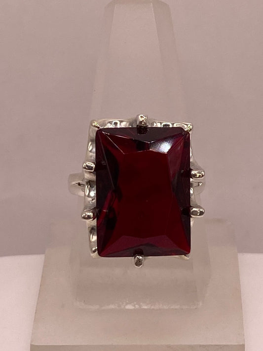Anillo de Plata Ley 925 con Zirconia Roja Corte Princesa — ángulo diagonal