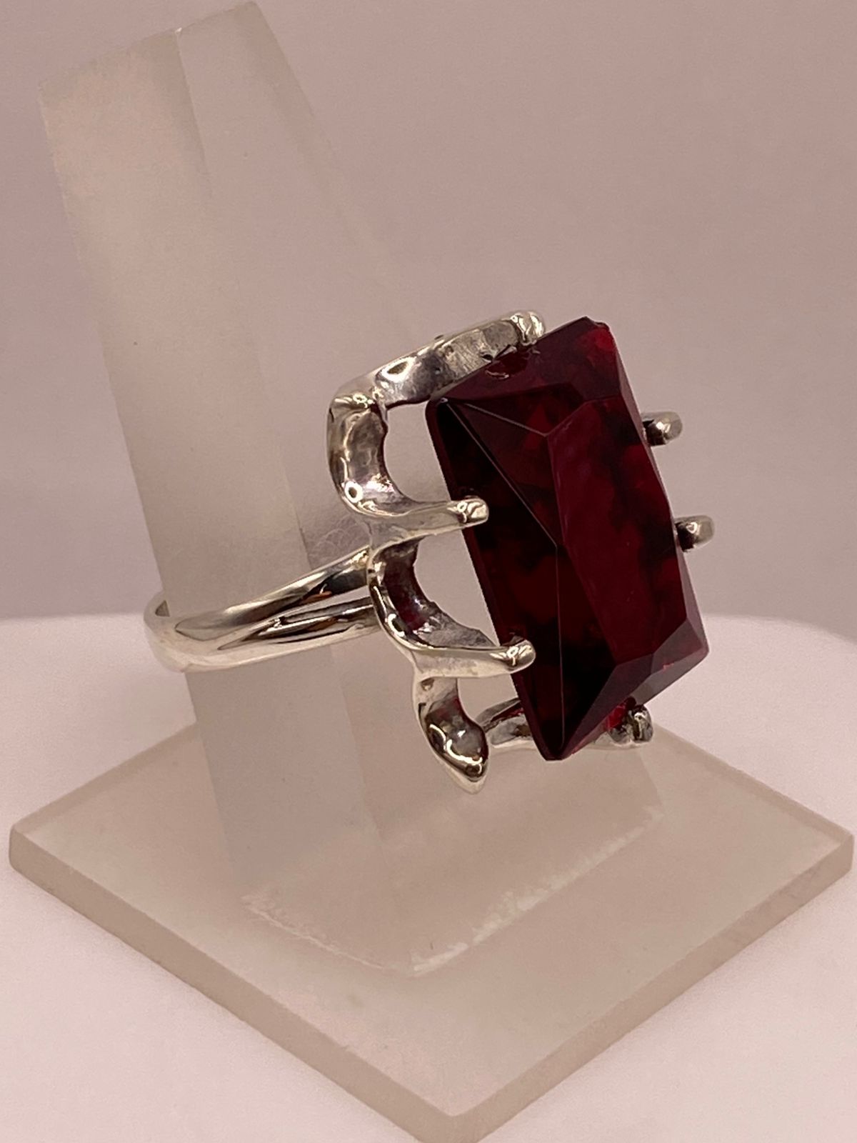 Anillo de Plata Ley 925 con Zirconia Roja Corte Princesa, vista frontal