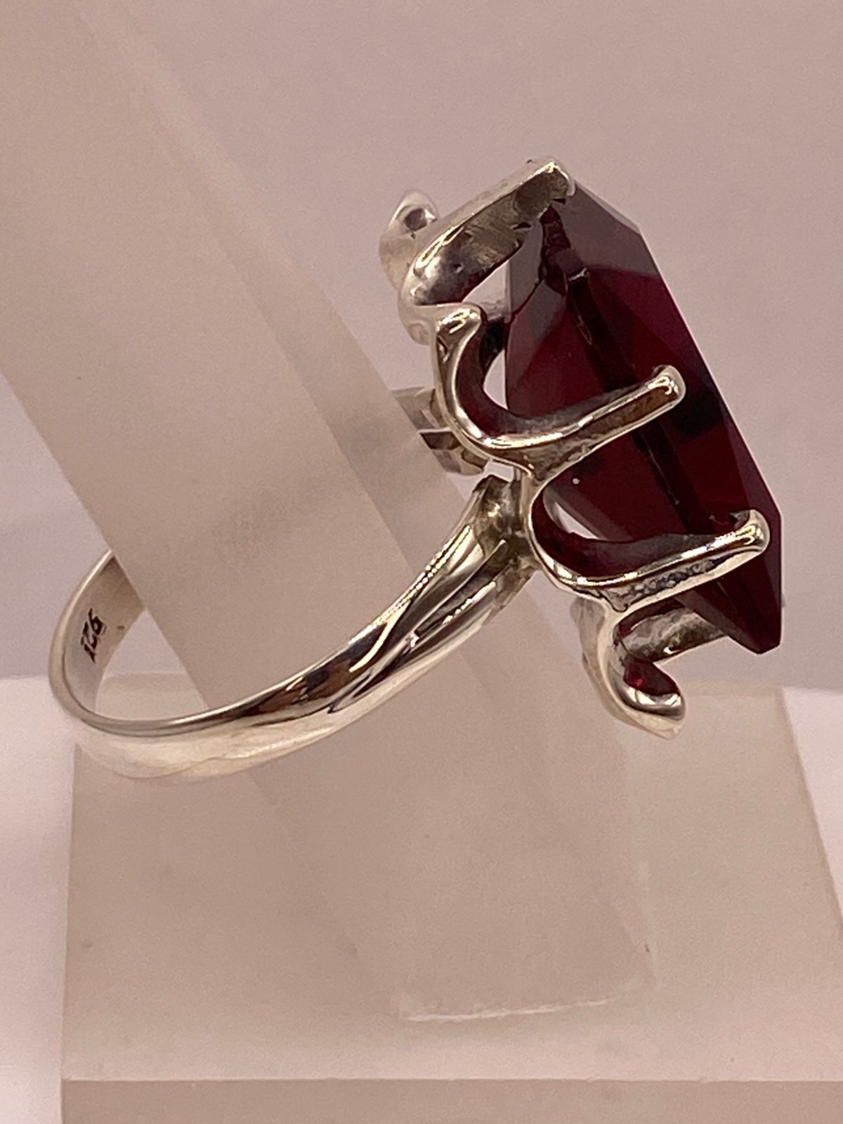 Anillo de Plata Ley 925 con Zirconia Roja Corte Princesa, vista de detalle