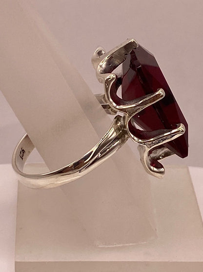 Anillo de Plata Ley 925 con Zirconia Roja Corte Princesa, vista de detalle