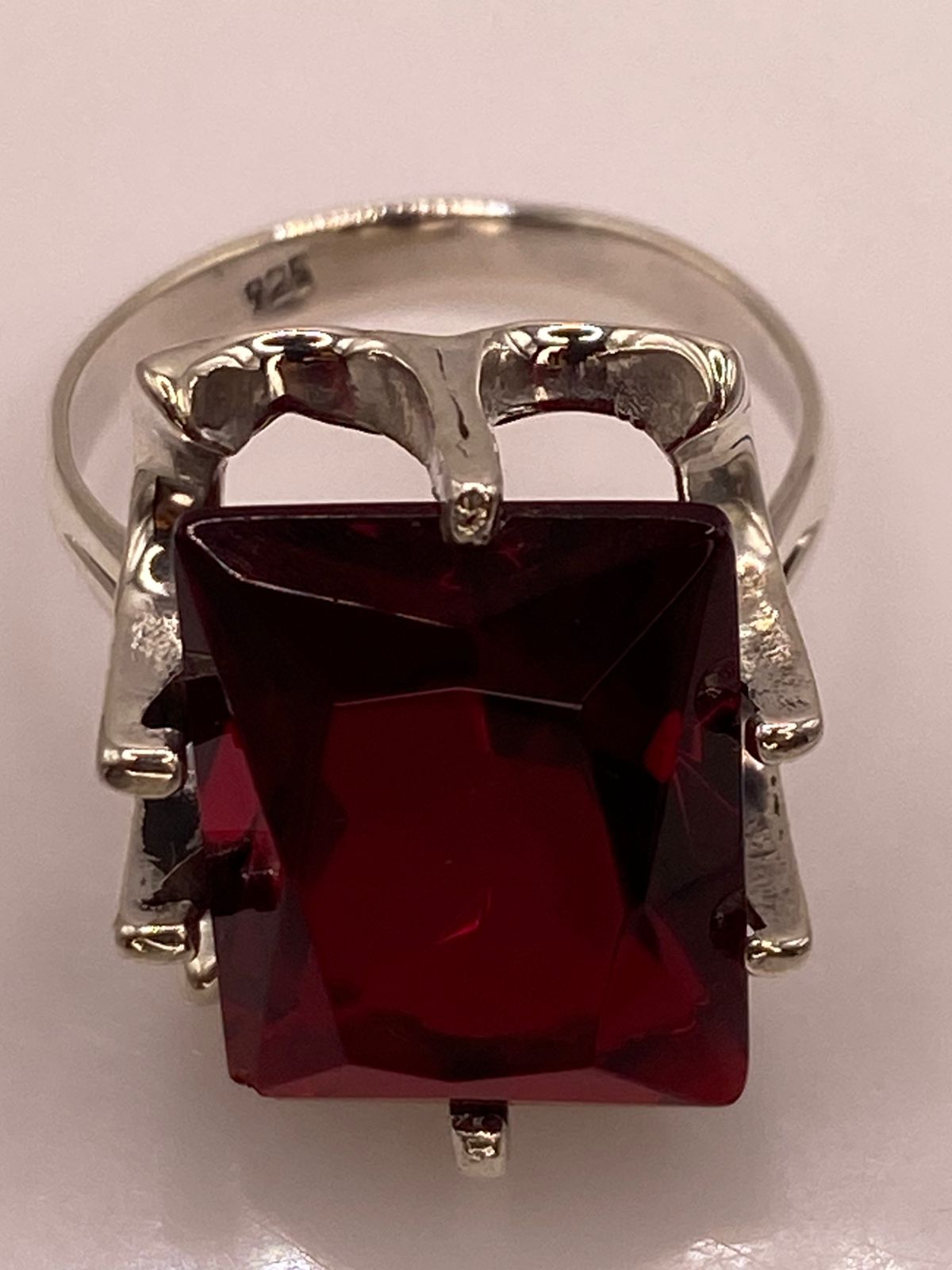 Anillo de Plata Ley 925 con Zirconia Roja Corte Princesa, sello de autenticidad Plata Ley .925