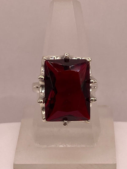 Anillo de Plata Ley 925 con Zirconia Roja Corte Princesa, vista lateral