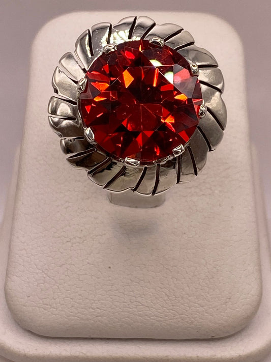 Anillo de Plata Ley 925 con Zirconia Roja Corte Redondo Diseño Floral en báscula mostrando peso