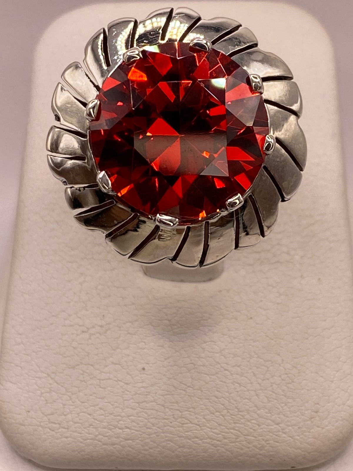 Anillo de Plata Ley 925 con Zirconia Roja Corte Redondo Diseño Floral, vista frontal