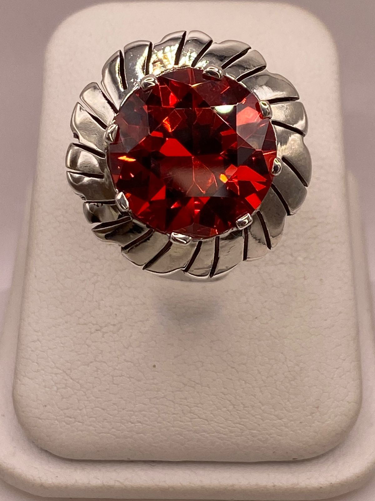 Anillo de Plata Ley 925 con Zirconia Roja Corte Redondo Diseño Floral, vista de detalle