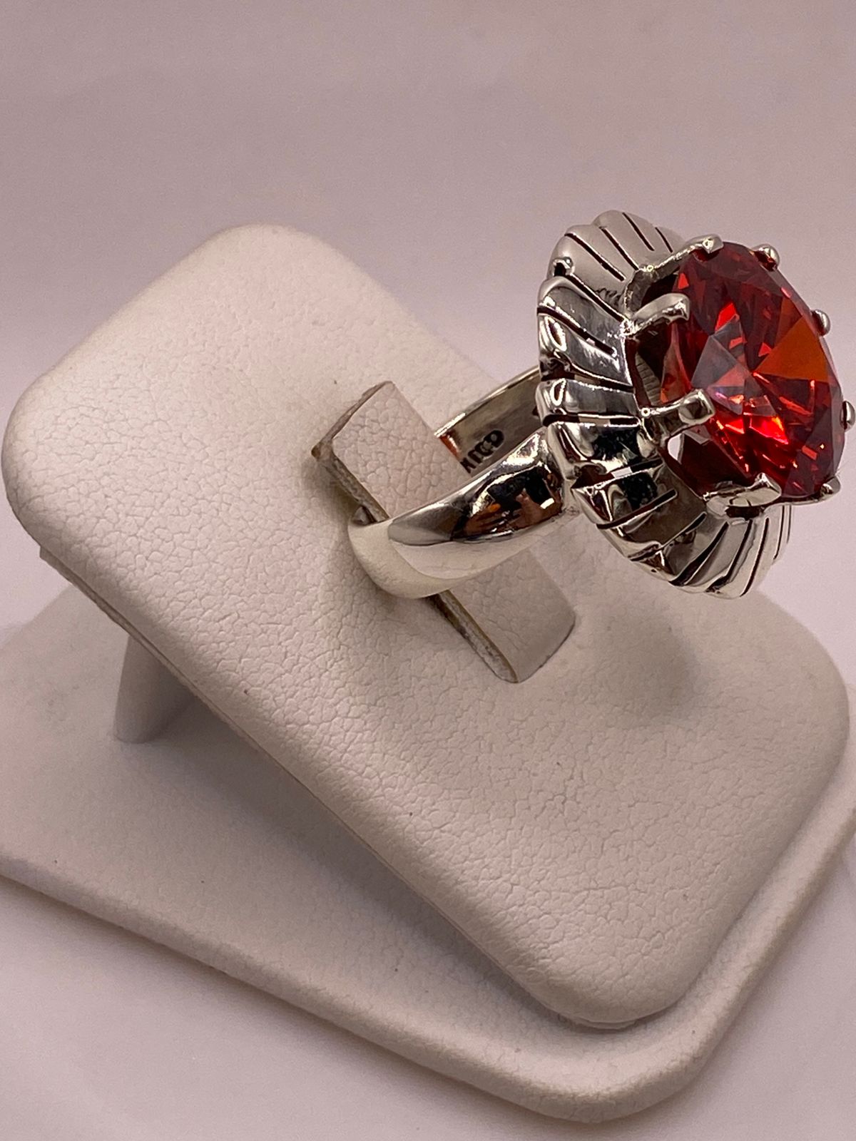 Anillo de Plata Ley 925 con Zirconia Roja Corte Redondo Diseño Floral, vista lateral