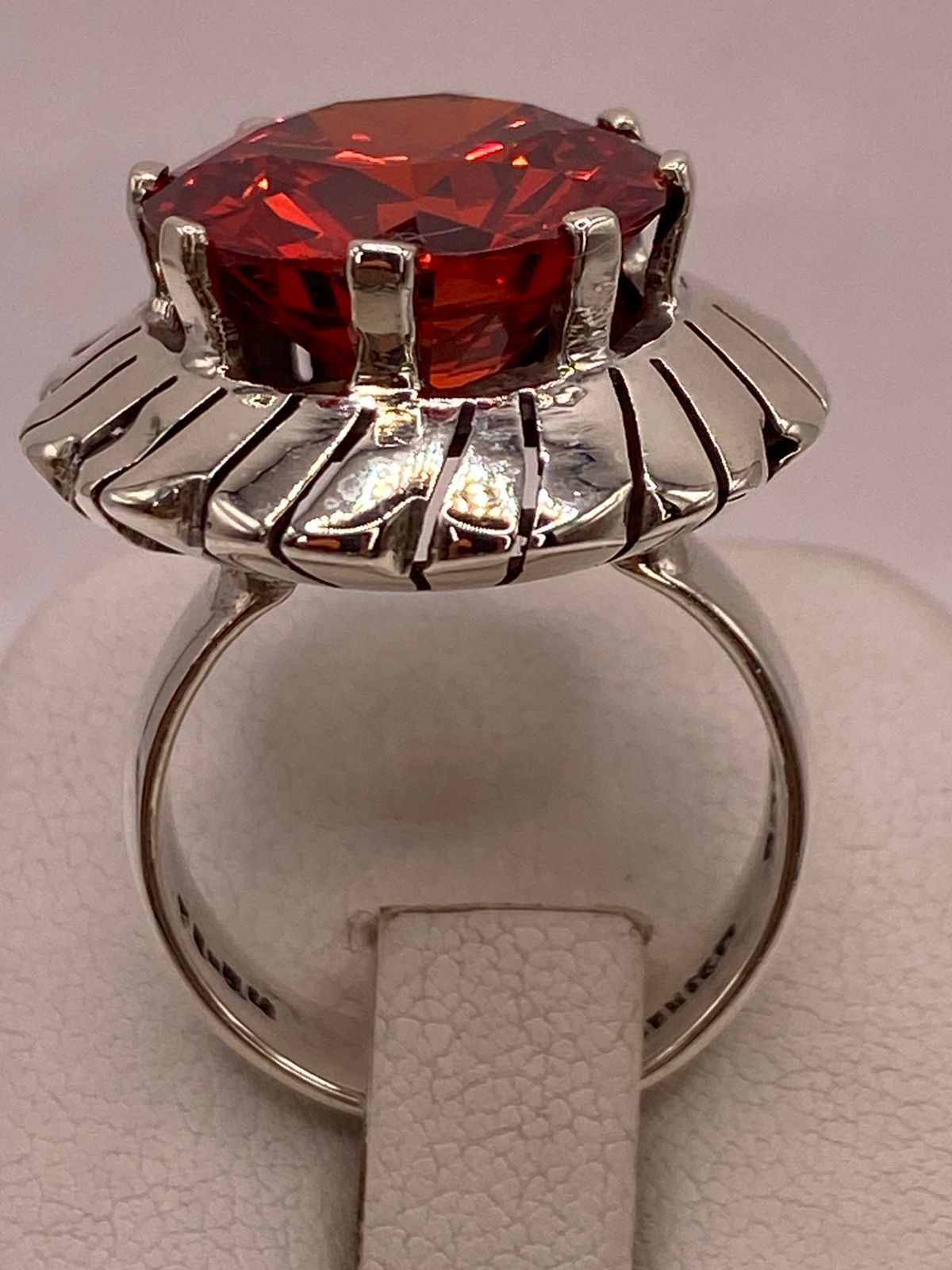Anillo de Plata Ley 925 con Zirconia Roja Corte Redondo Diseño Floral, vista superior