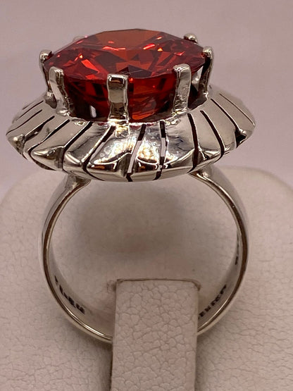 Anillo de Plata Ley 925 con Zirconia Roja Corte Redondo Diseño Floral, vista superior