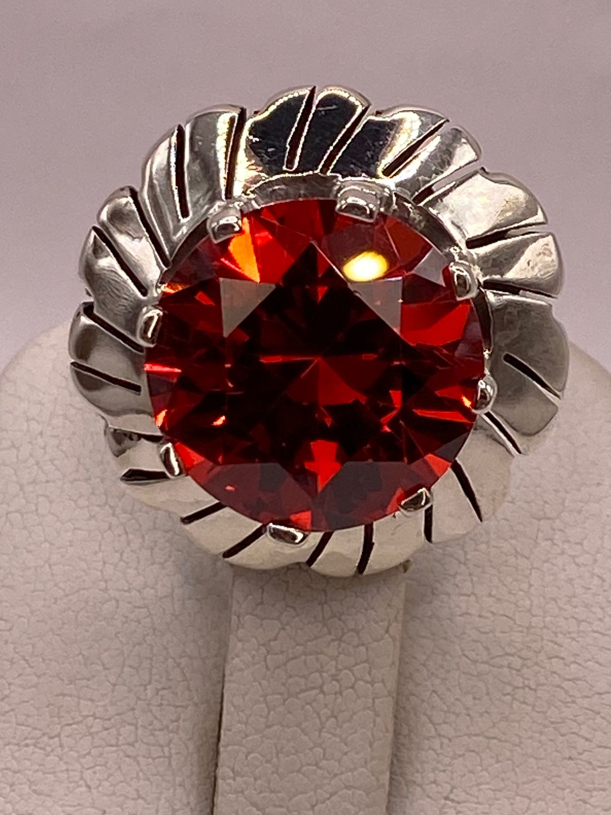 Anillo de Plata Ley 925 con Zirconia Roja Corte Redondo Diseño Floral, sello de autenticidad Plata Ley .925