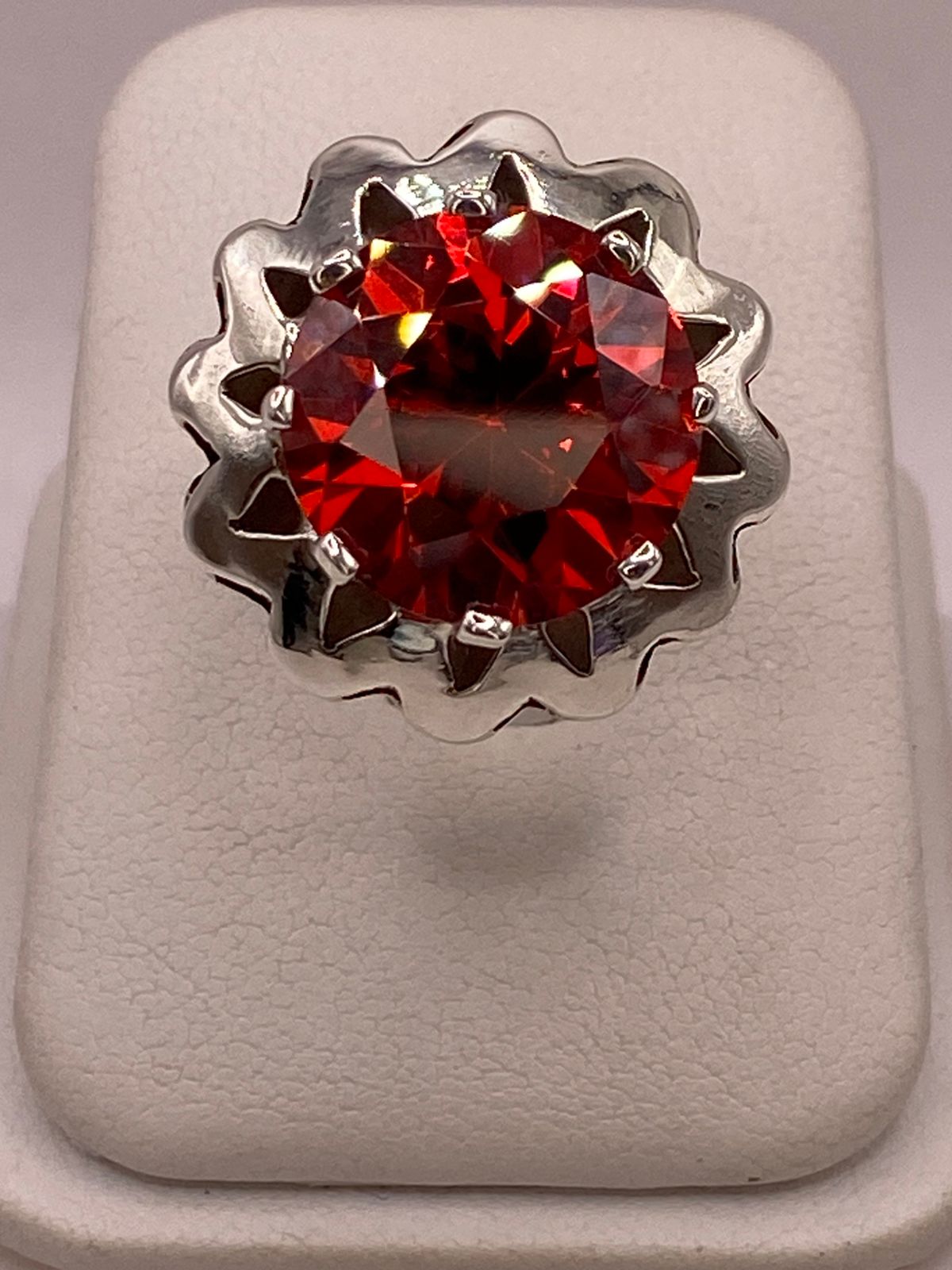 Anillo de Plata Ley 925 con Zirconia Roja Diseño Floral — ángulo diagonal