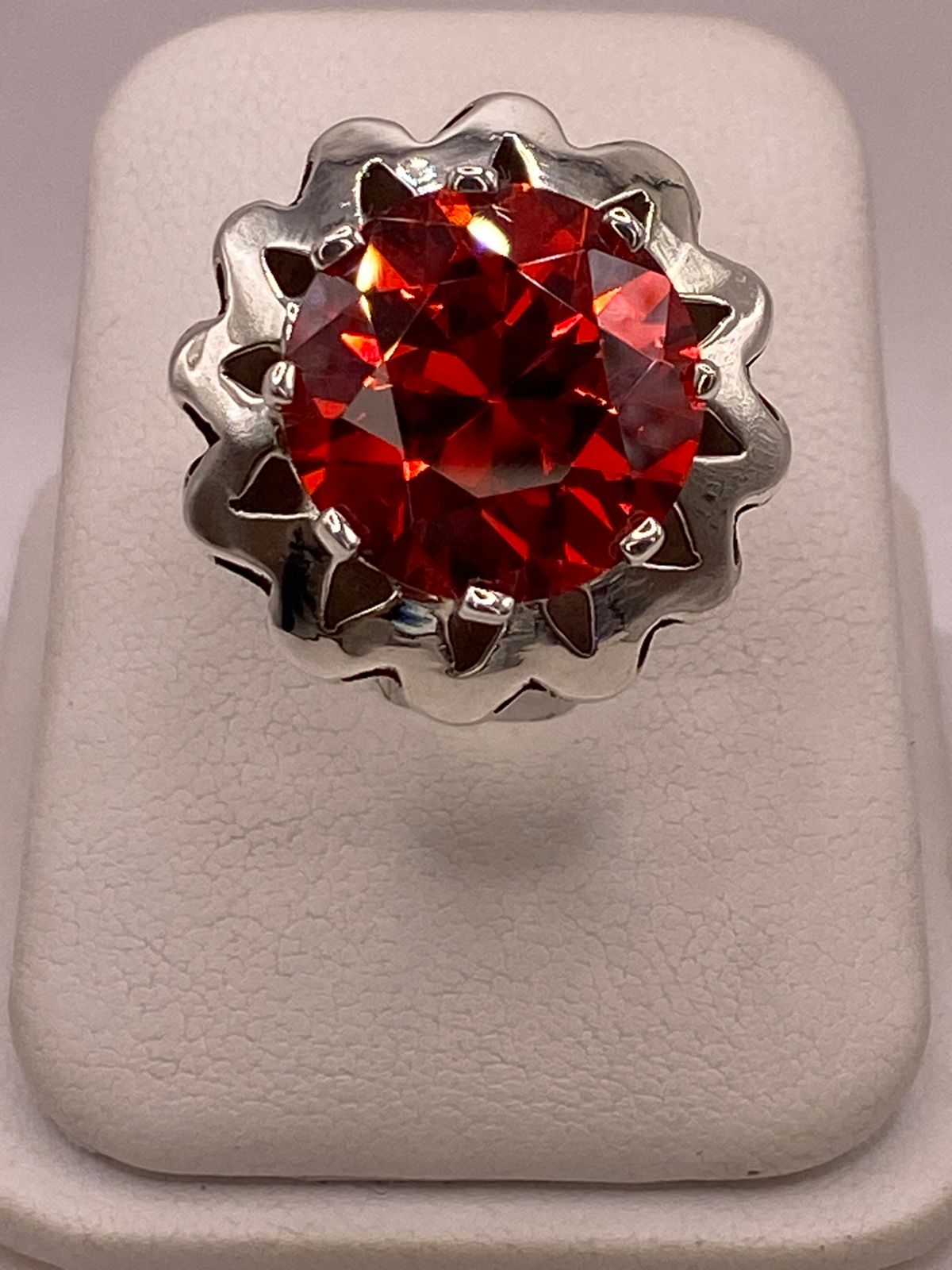Anillo de Plata Ley 925 con Zirconia Roja Diseño Floral, vista lateral