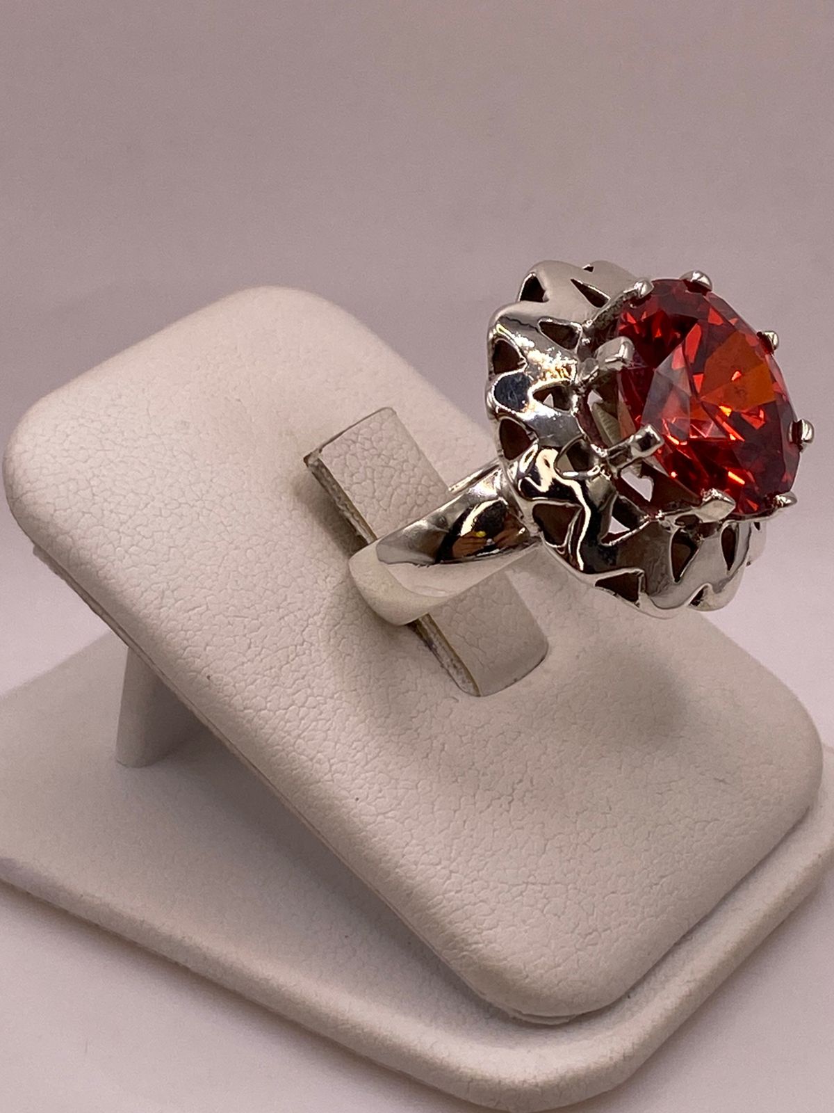 Anillo de Plata Ley 925 con Zirconia Roja Diseño Floral, vista frontal