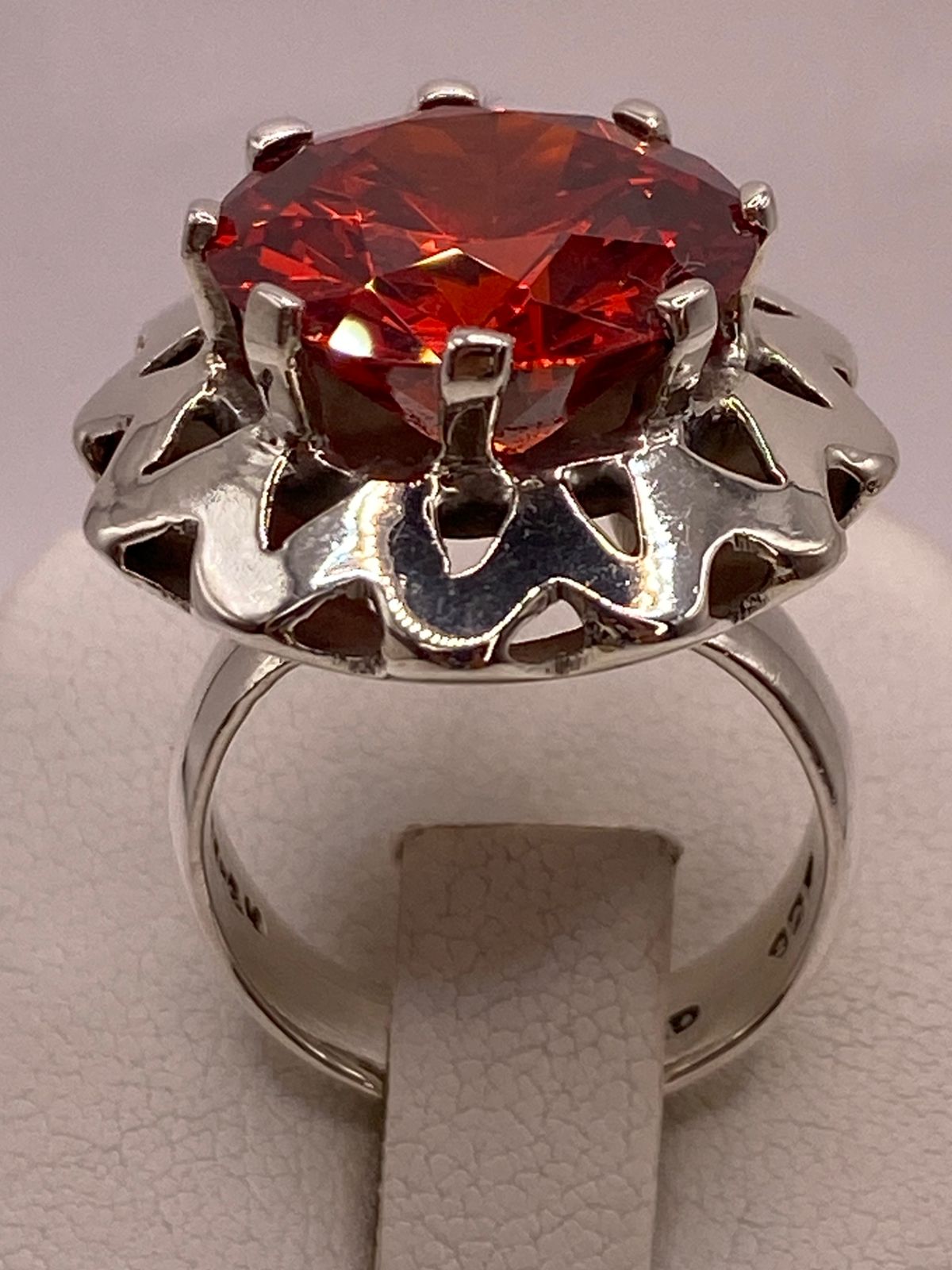 Anillo de Plata Ley 925 con Zirconia Roja Diseño Floral, vista de detalle