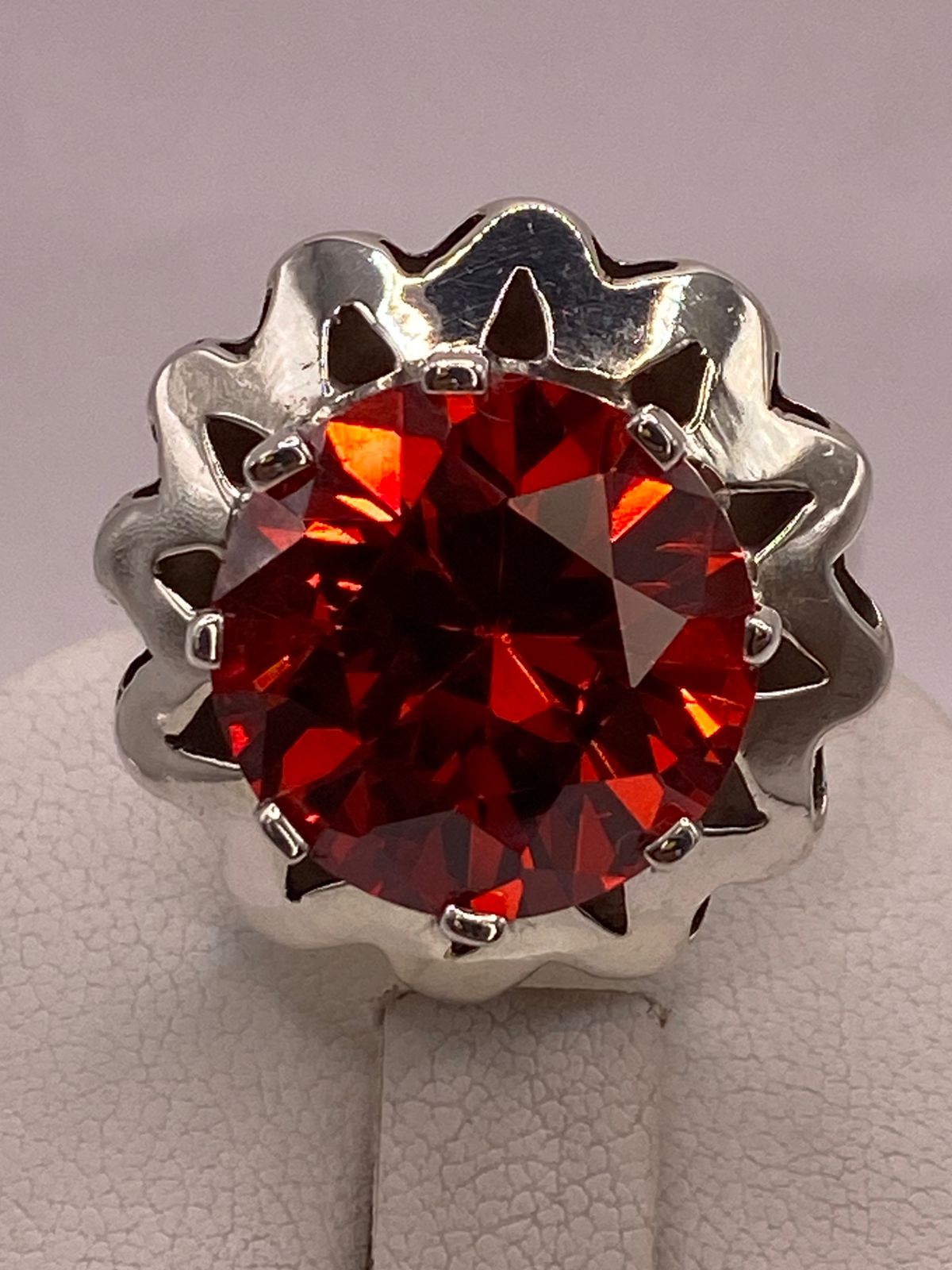 Anillo de Plata Ley 925 con Zirconia Roja Diseño Floral, sello de autenticidad Plata Ley .925
