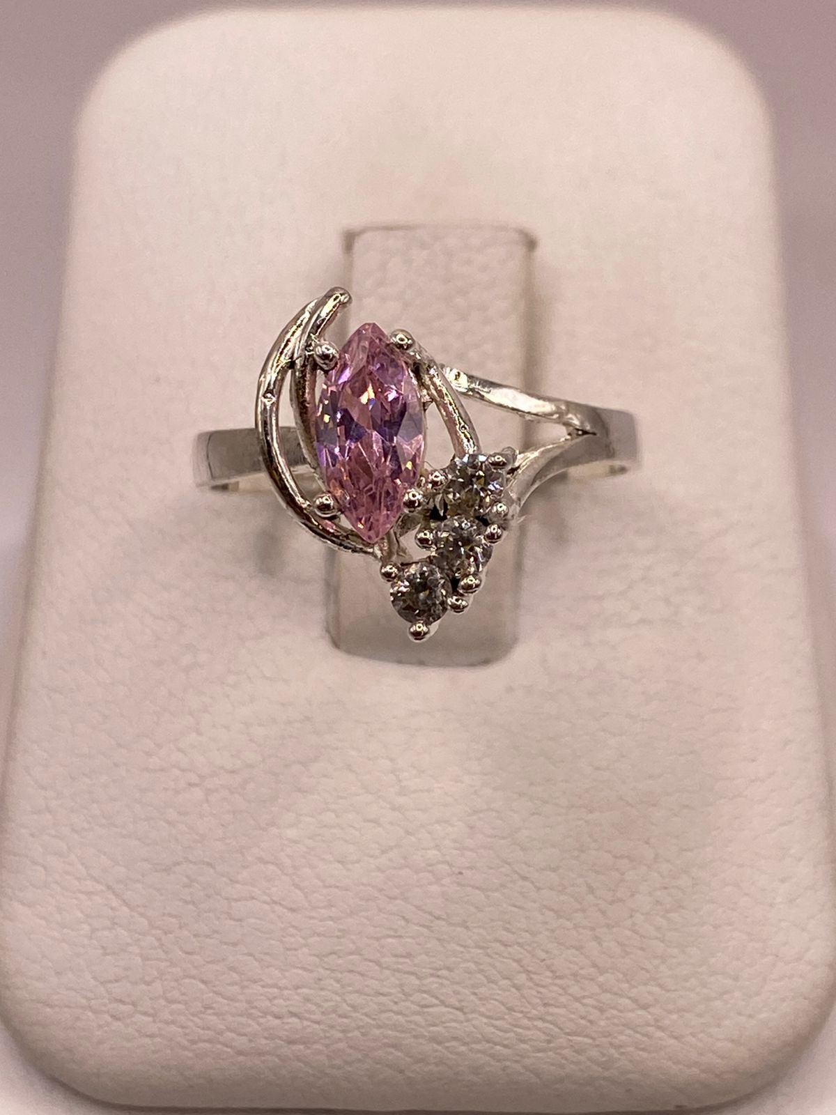 Anillo de Plata Ley 925 con Zirconia Rosa Corte Marquesa — ángulo diagonal