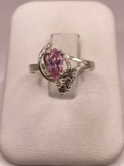 Anillo de Plata Ley 925 con Zirconia Rosa Corte Marquesa — ángulo diagonal