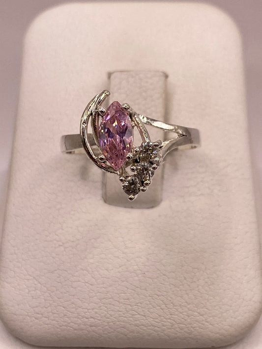 Anillo de Plata Ley 925 con Zirconia Rosa Corte Marquesa — ángulo diagonal