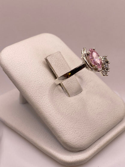 Anillo de Plata Ley 925 con Zirconia Rosa Corte Marquesa, vista lateral