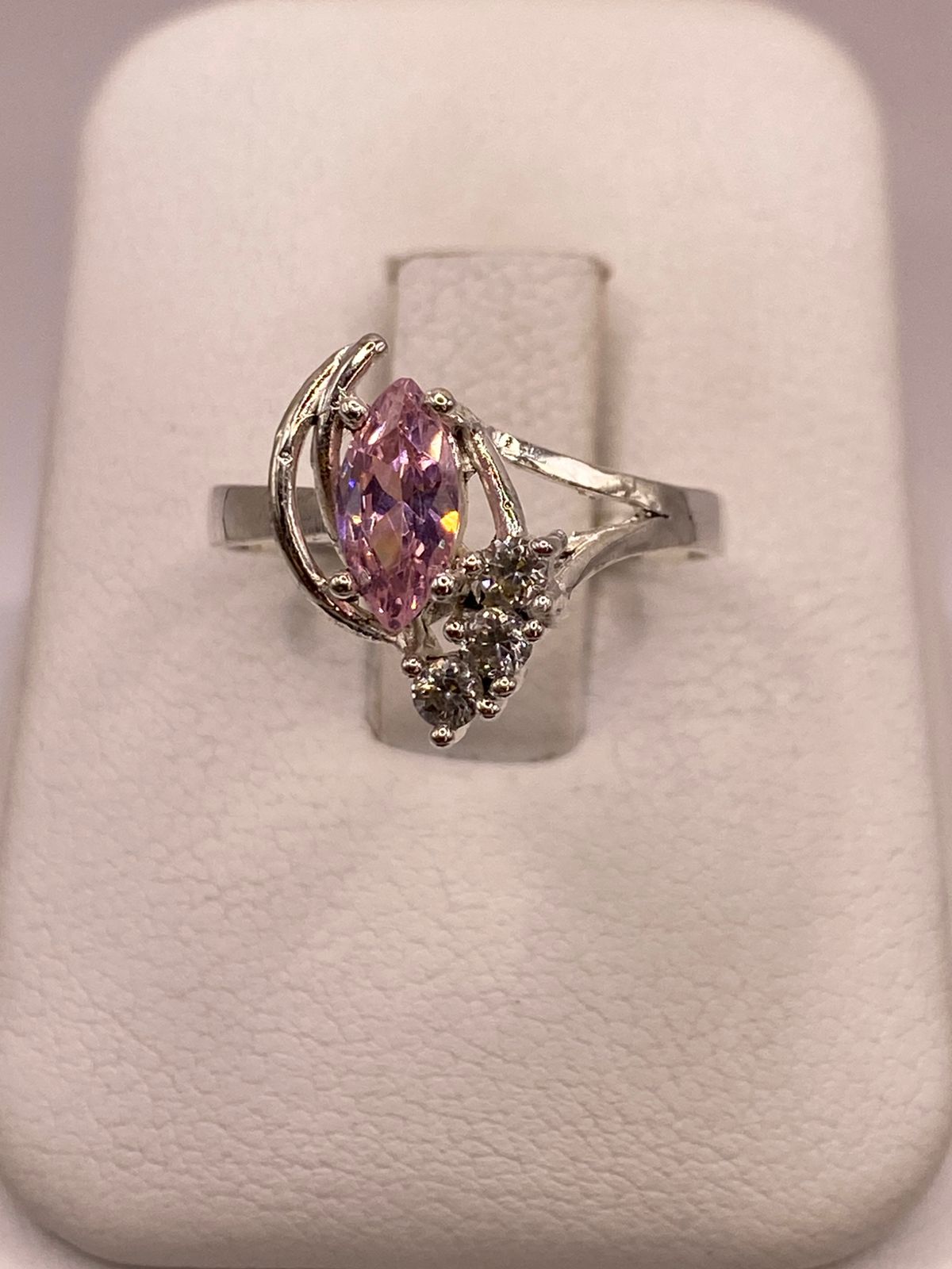 Anillo de Plata Ley 925 con Zirconia Rosa Corte Marquesa, vista de detalle
