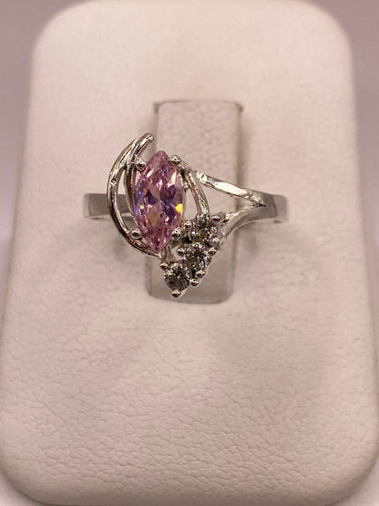 Anillo de Plata Ley 925 con Zirconia Rosa Corte Marquesa, vista de detalle