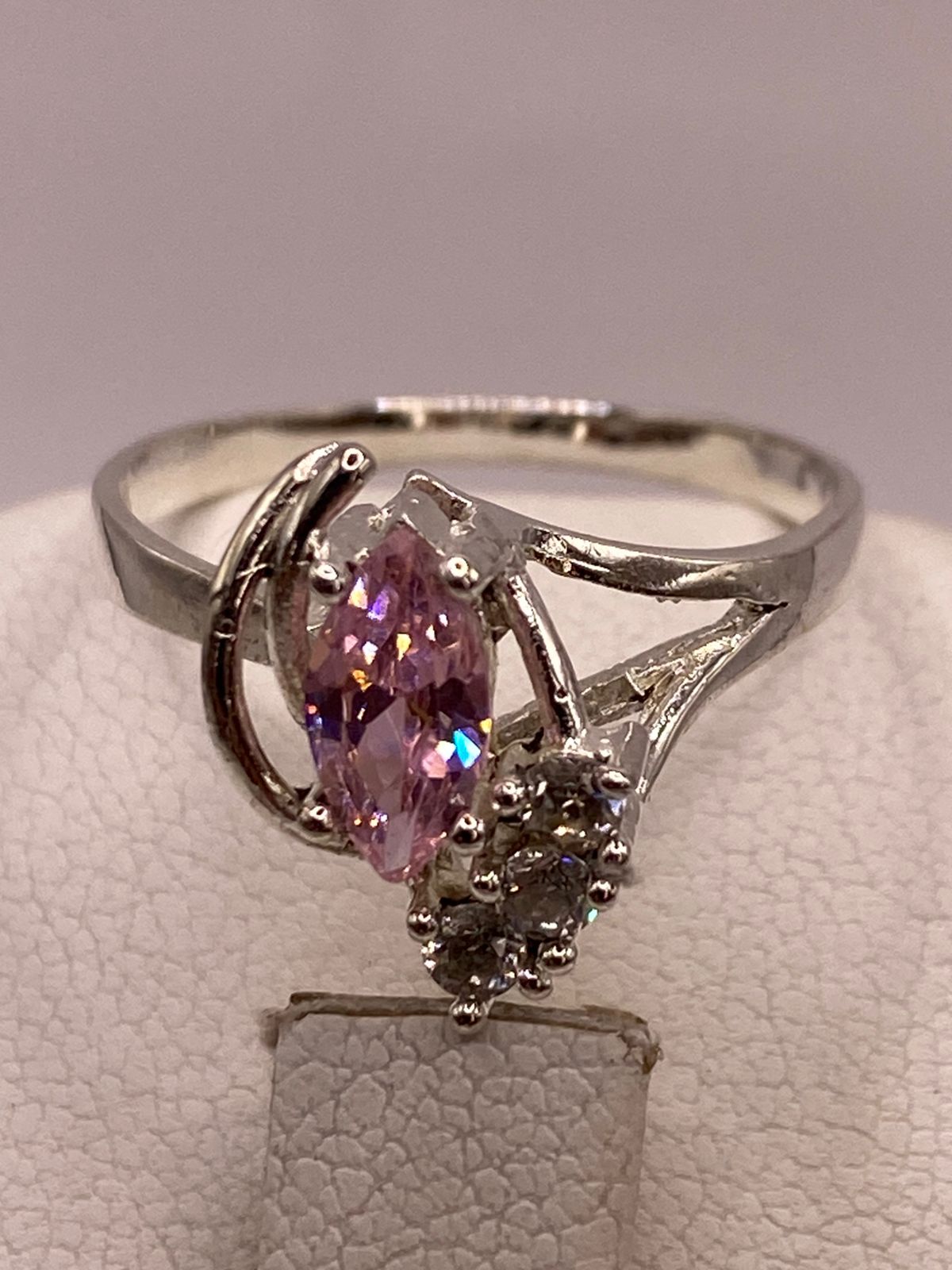 Anillo de Plata Ley 925 con Zirconia Rosa Corte Marquesa, sello de autenticidad Plata Ley .925