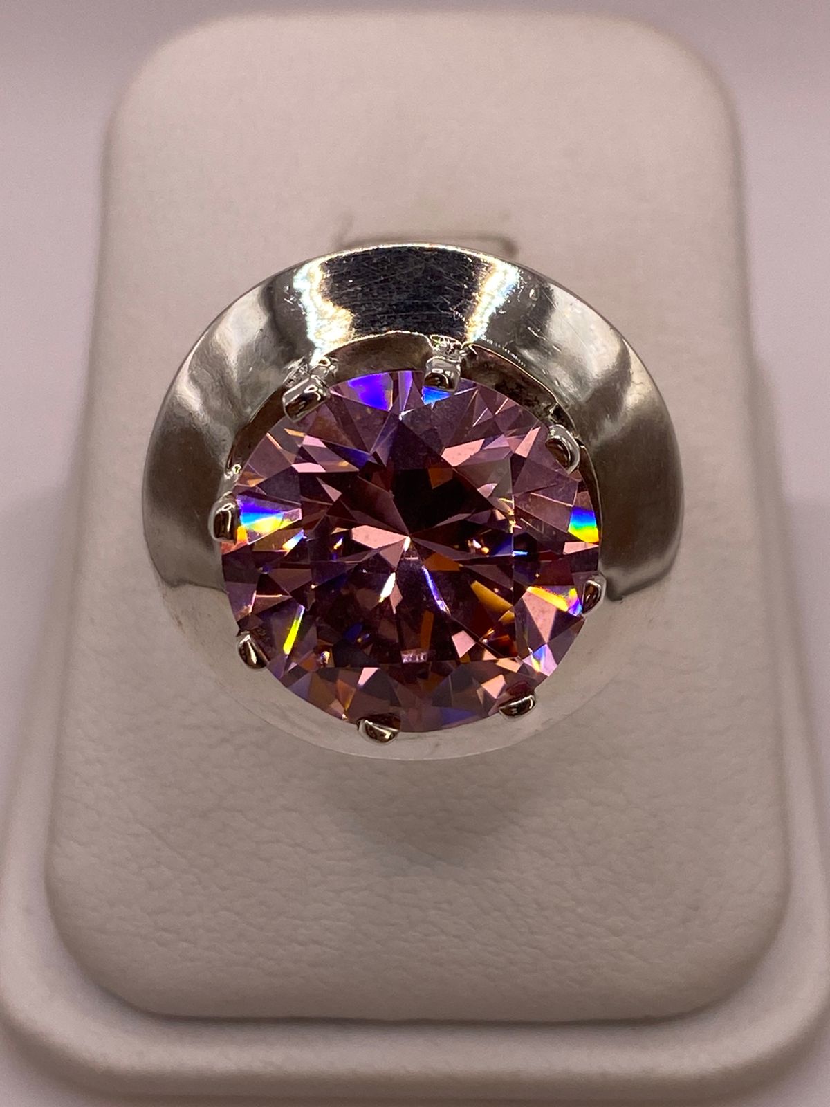 Anillo de Plata Ley 925 con Zirconia Rosa Corte Redondo Diseño Escultural en báscula mostrando peso