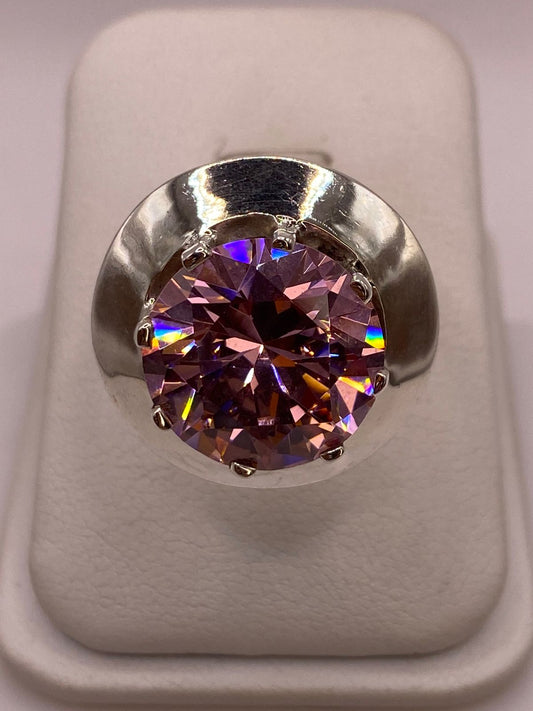 Anillo de Plata Ley 925 con Zirconia Rosa Corte Redondo Diseño Escultural en báscula mostrando peso