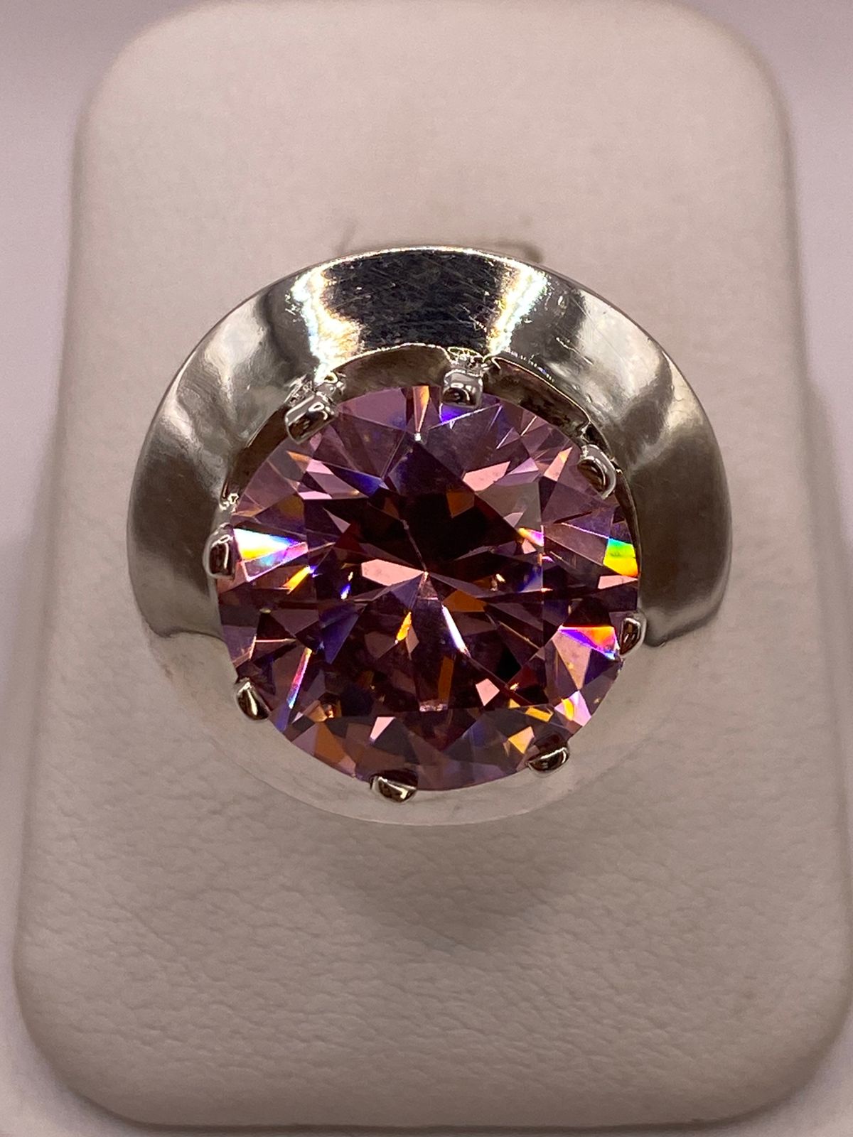 Anillo de Plata Ley 925 con Zirconia Rosa Corte Redondo Diseño Escultural, vista frontal