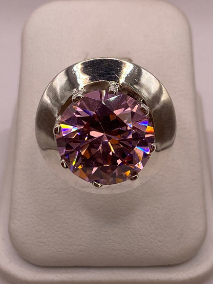 Anillo de Plata Ley 925 con Zirconia Rosa Corte Redondo Diseño Escultural, vista de detalle