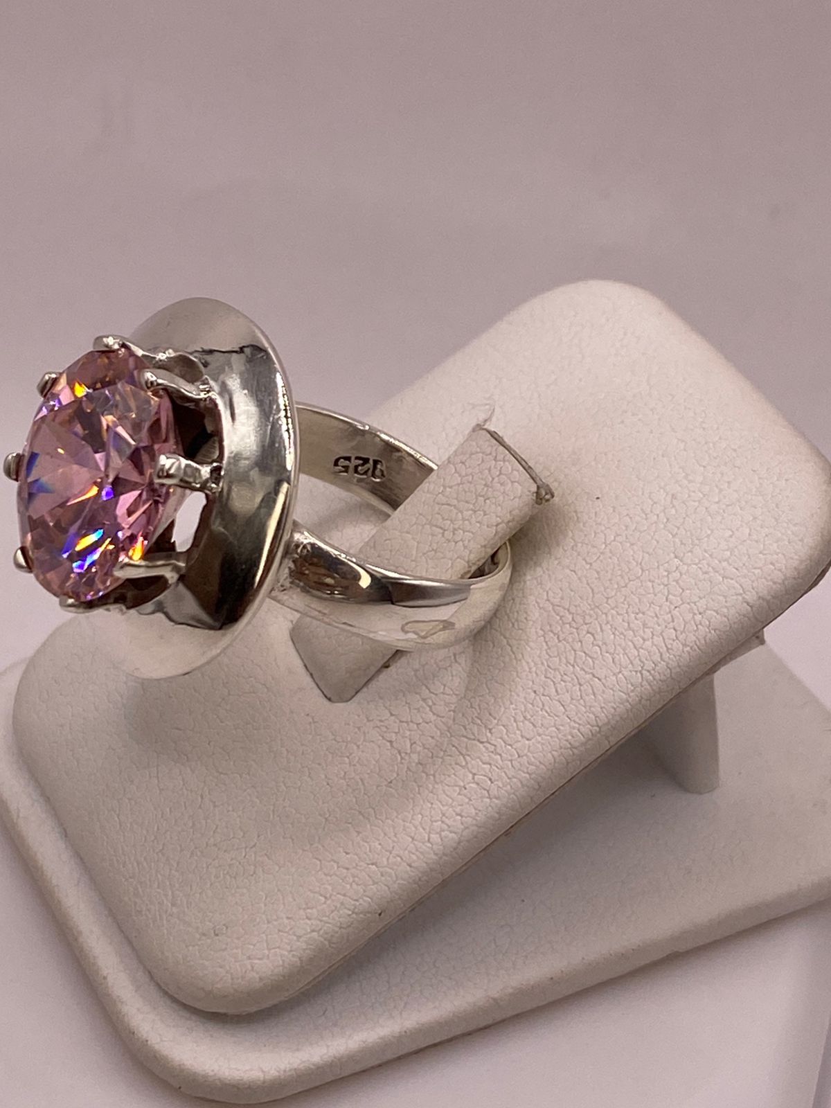 Anillo de Plata Ley 925 con Zirconia Rosa Corte Redondo Diseño Escultural, vista lateral