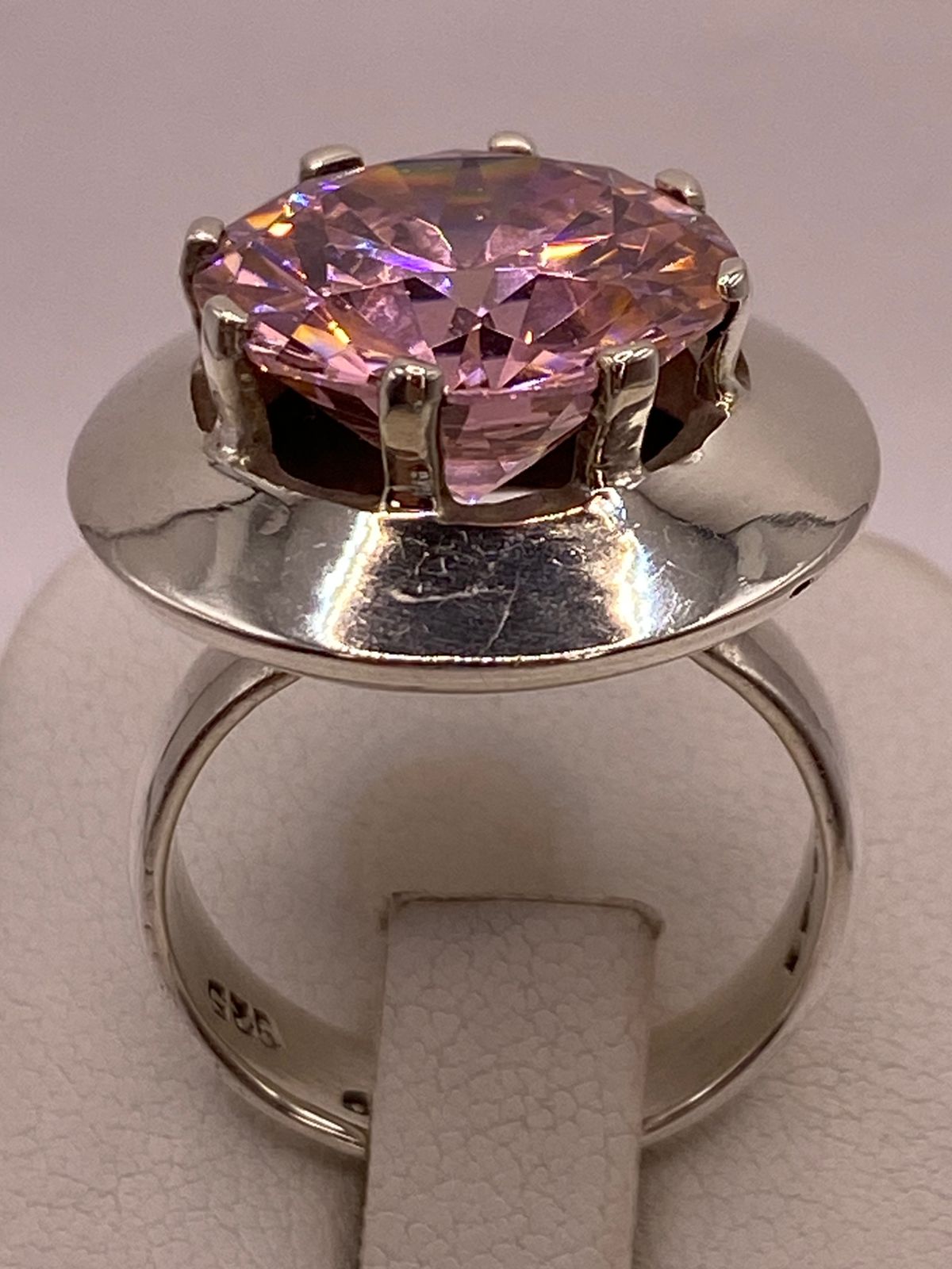 Anillo de Plata Ley 925 con Zirconia Rosa Corte Redondo Diseño Escultural, vista superior