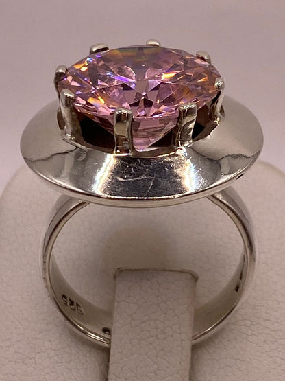 Anillo de Plata Ley 925 con Zirconia Rosa Corte Redondo Diseño Escultural, vista superior