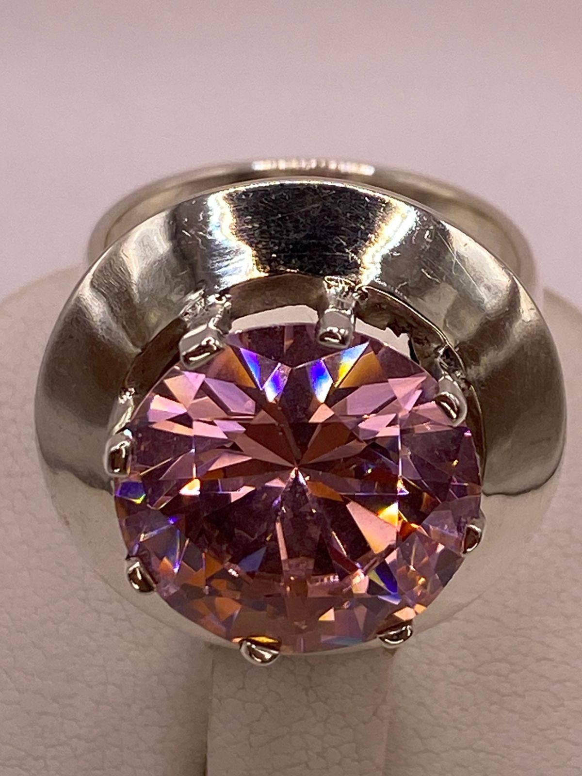 Anillo de Plata Ley 925 con Zirconia Rosa Corte Redondo Diseño Escultural, sello de autenticidad Plata Ley .925