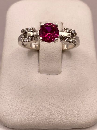 Anillo de Plata Ley 925 con Zirconia Rosa Diseño Elegante en báscula mostrando peso