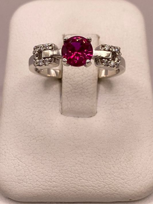Anillo de Plata Ley 925 con Zirconia Rosa Diseño Elegante en báscula mostrando peso