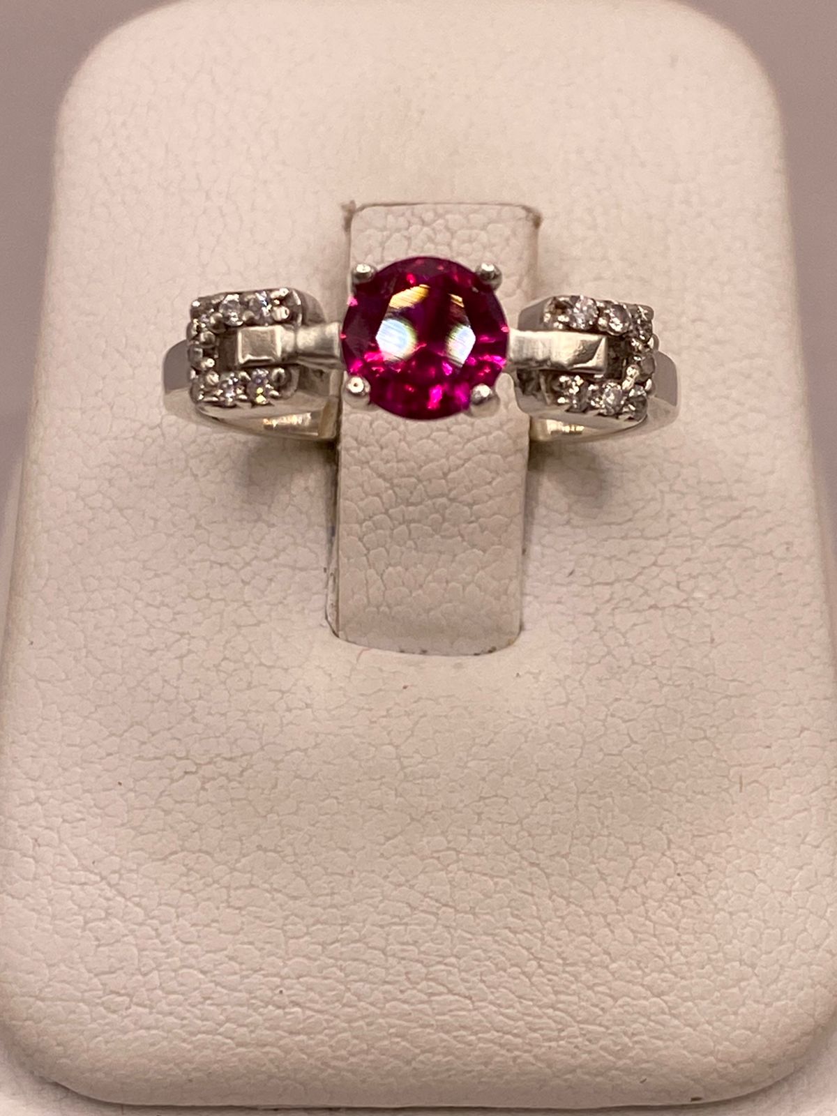 Anillo de Plata Ley 925 con Zirconia Rosa Diseño Elegante, vista frontal